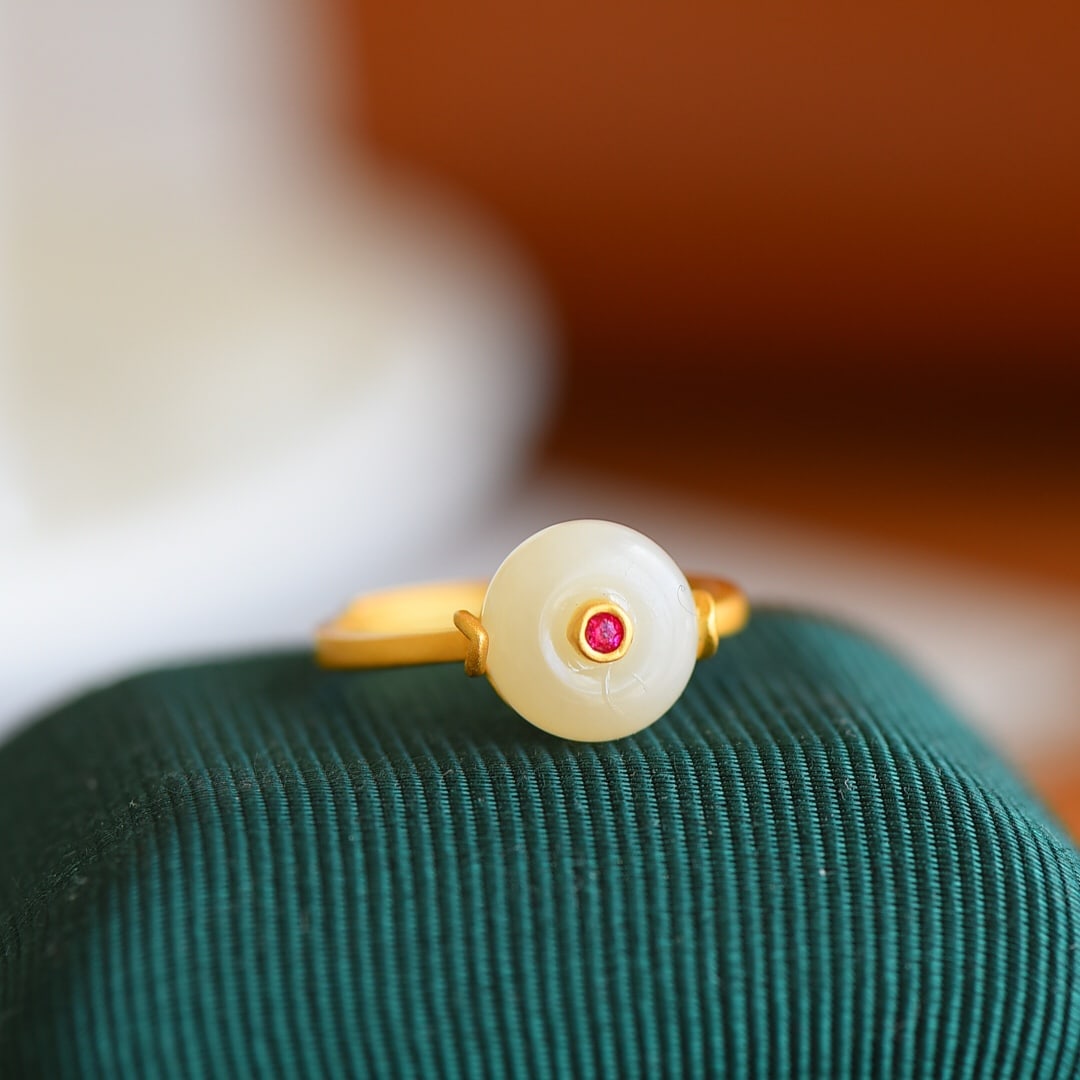 An Exquisite Sterling Silver-Gold Plated Inlaid White Jade Ring: An Exquisite Sterling Silver-Gold Plated Inlaid White Jade Ring,Size:0.4inx0.4in 纯银镀金镶白玉戒指