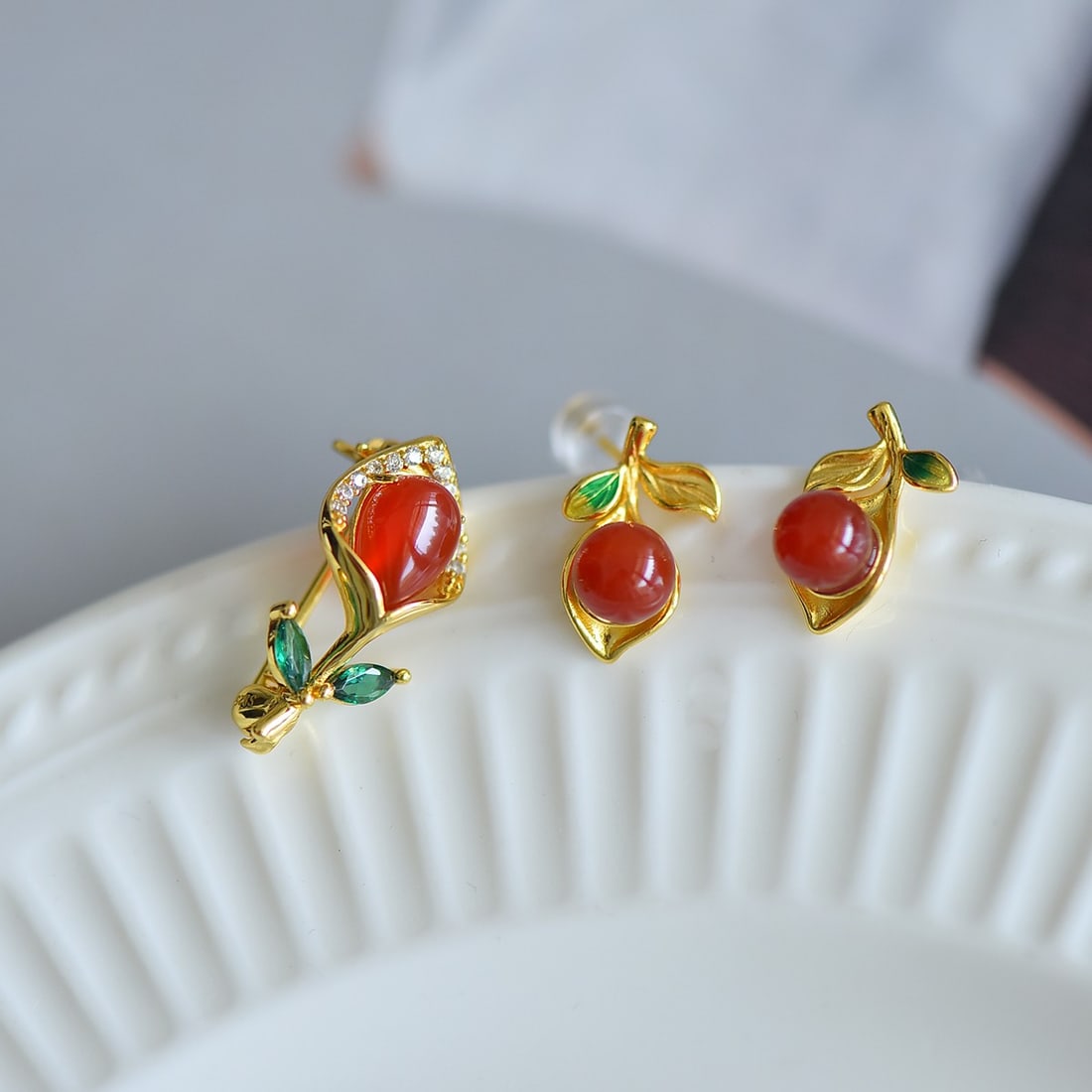 A Set of Fine Sterling Silver-Gold Plated Inlaid Agate Jewelrys: A Set of Fine Sterling Silver-Gold Plated Inlaid Agate Jewelrys 一套纯银镀金镶玛瑙首饰