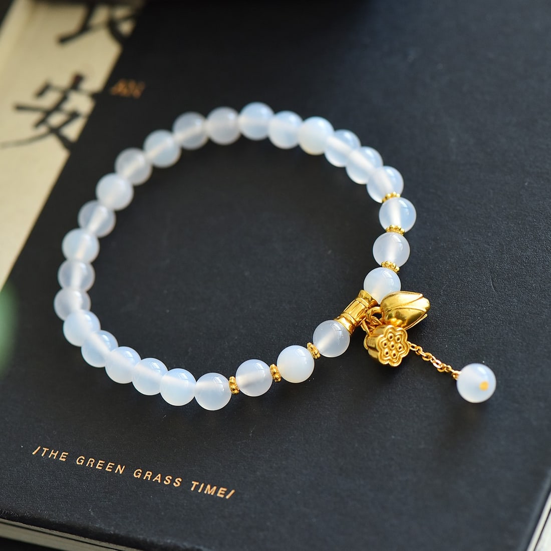 An Exquisite Sterling Silver-Gold Plated Inlaid Agate Bracelets: An Exquisite Sterling Silver-Gold Plated Inlaid Agate Bracelets,Size:0.2inx0.2in 纯银镀金镶玛瑙手串