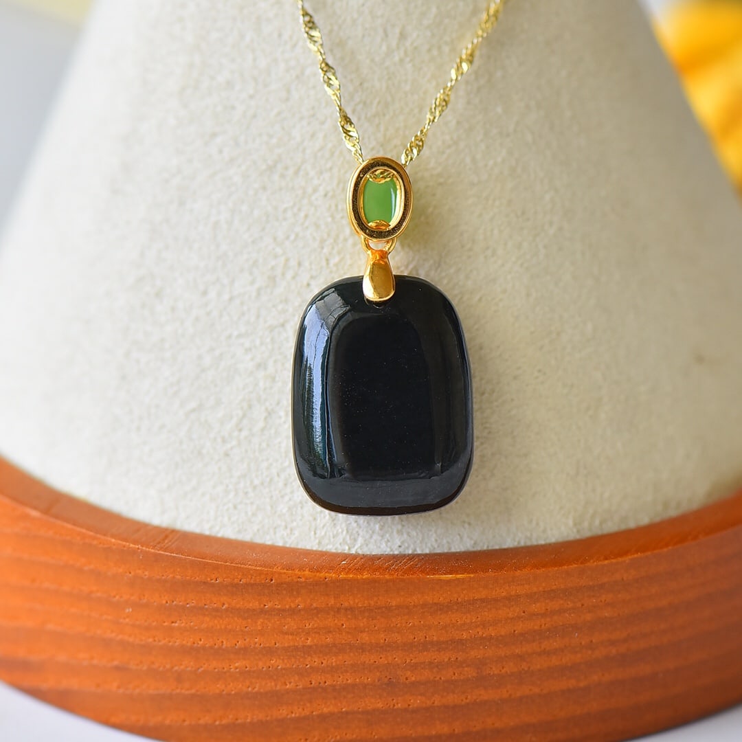 An Exquisite Sterling Silver-Gold Plated Inlaid Black Jade Pendant: Sterling Silver-Gold Plated Inlaid Black Jade Pendant , Size :0.6inx0.8in 纯银镀金镶黑玉吊坠,尺寸:0.6inx0.8in