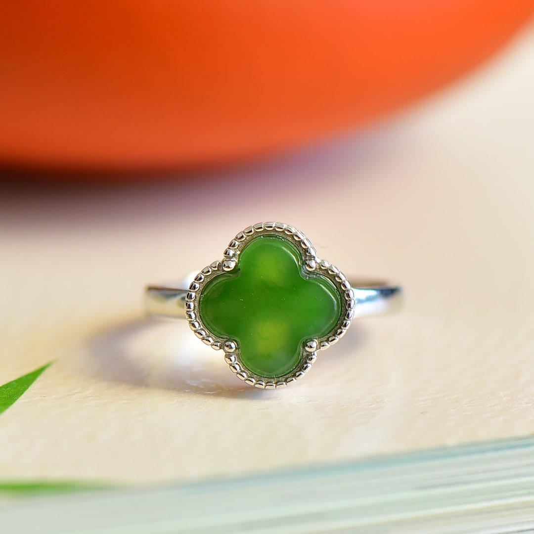 An Exquisite Sterling Silver Inlaid Jasper Ring: An Exquisite Sterling Silver Inlaid Jasper Ring,Size:0.4inx0.4in 纯银镶碧玉戒指