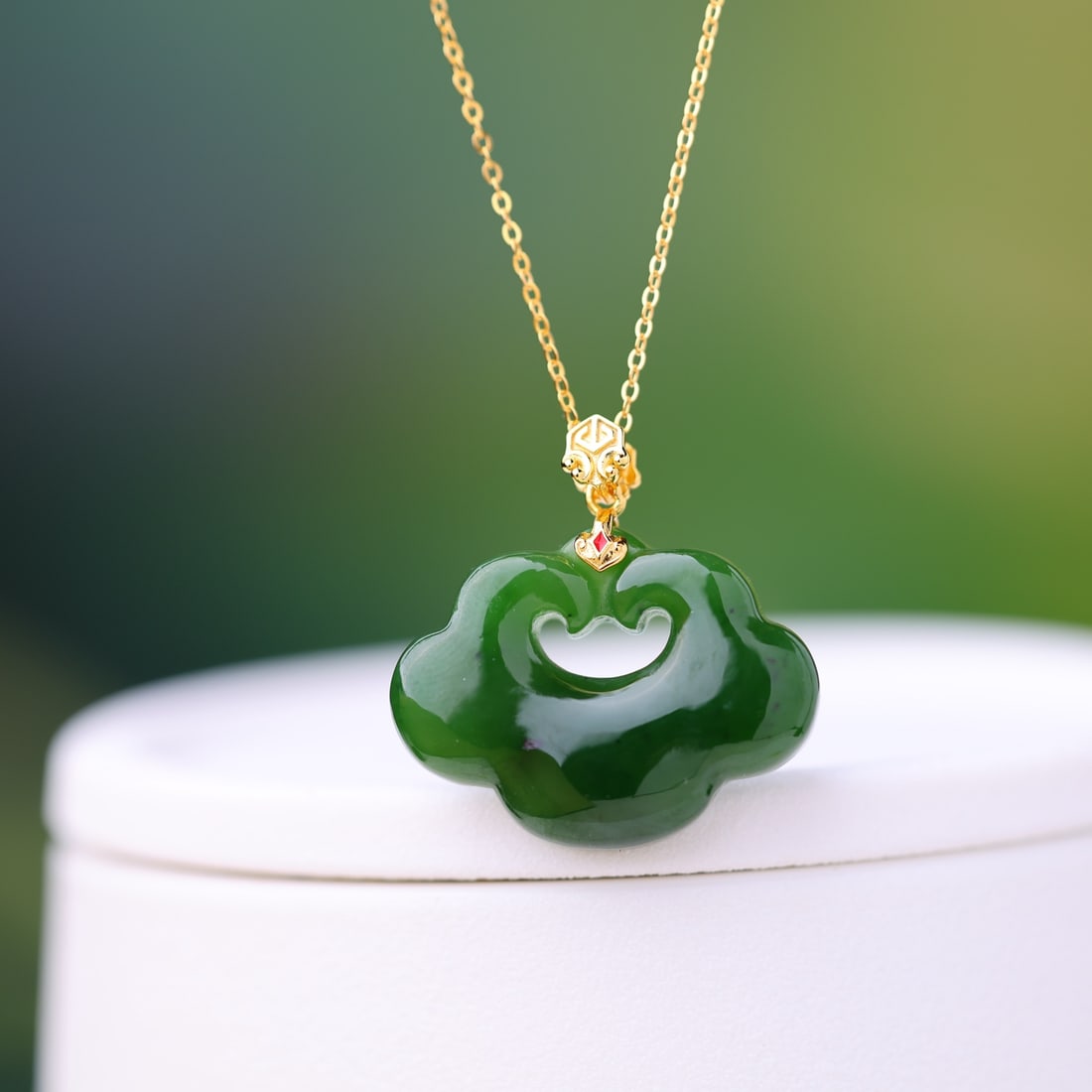 An Exquisite Sterling Silver-Gold Plated Inlaid Jasper Pendant: An Exquisite Sterling Silver-Gold Plated Inlaid Jasper Pendant,Size:0.9inx1.2in 纯银镀金镶碧玉吊坠