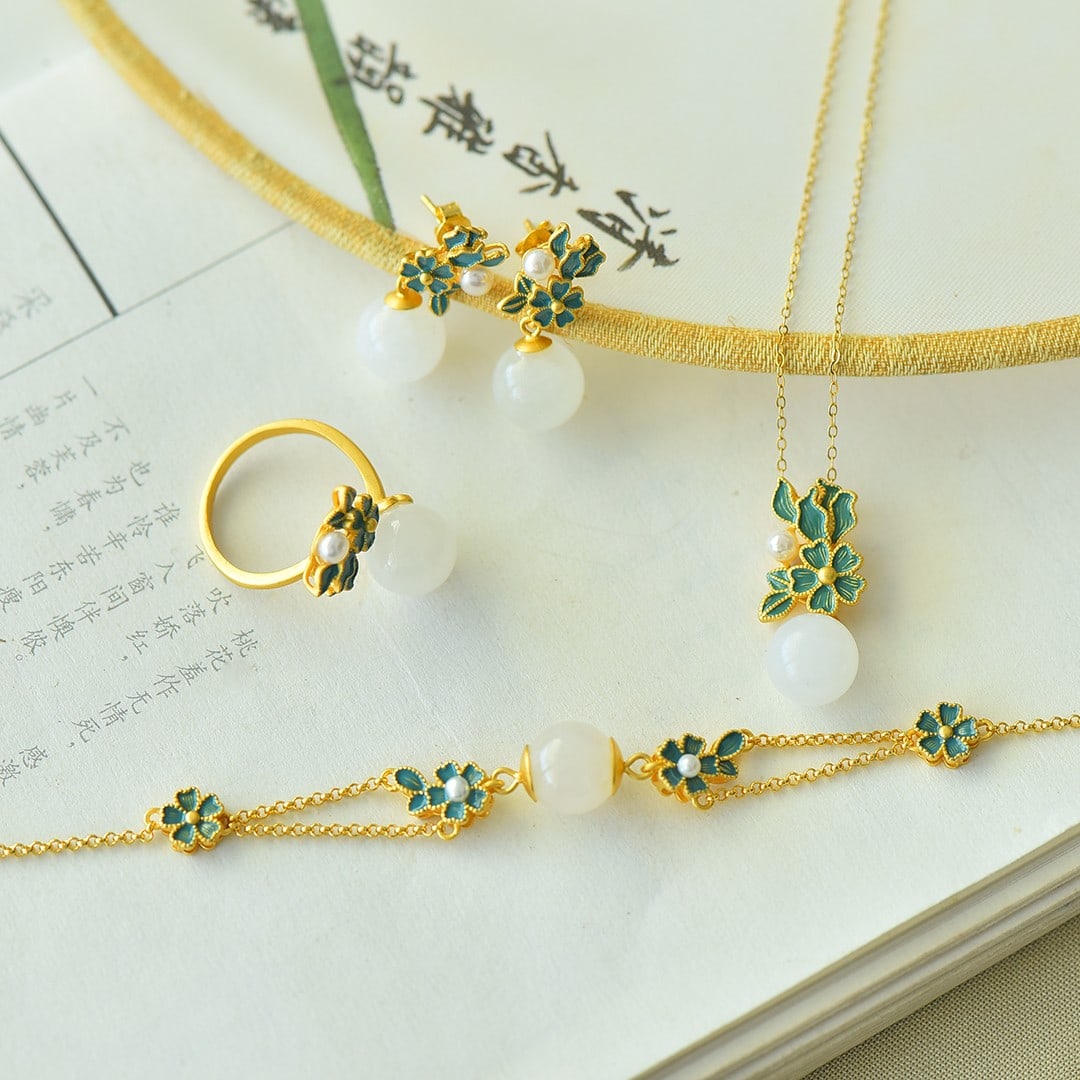 A Set of Fine Sterling Silver-Gold Plated Inlaid White Jade Jewelrys: A Set of Fine Sterling Silver-Gold Plated Inlaid White Jade Jewelrys 一套纯银镀金镶白玉首饰
