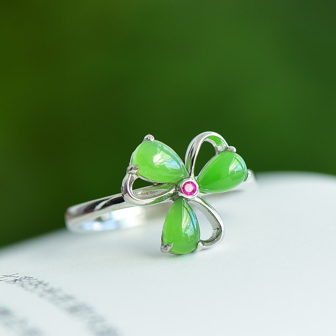 An Exquisite Sterling Silver Inlaid Jasper Ring: An Exquisite Sterling Silver Inlaid Jasper Ring,Size:0.2inx0.2in 纯银镶碧玉戒指