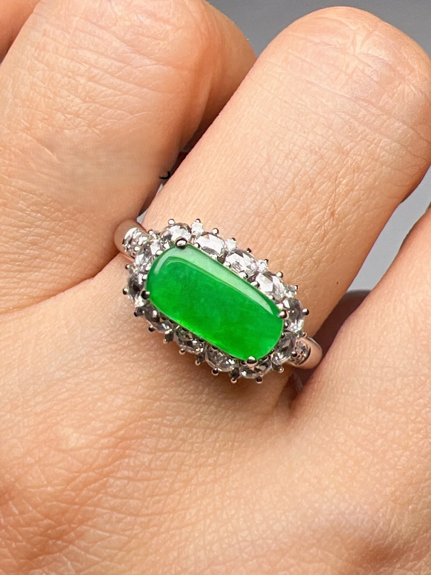 An Exquisite 18k Gold Diamond Inlaid Jadeite Ring: An Exquisite 18k Gold Diamond Inlaid Jadeite Ring,Size(Loose Stone):0.4inx0.2in #15 18k金钻镶嵌翡翠戒指