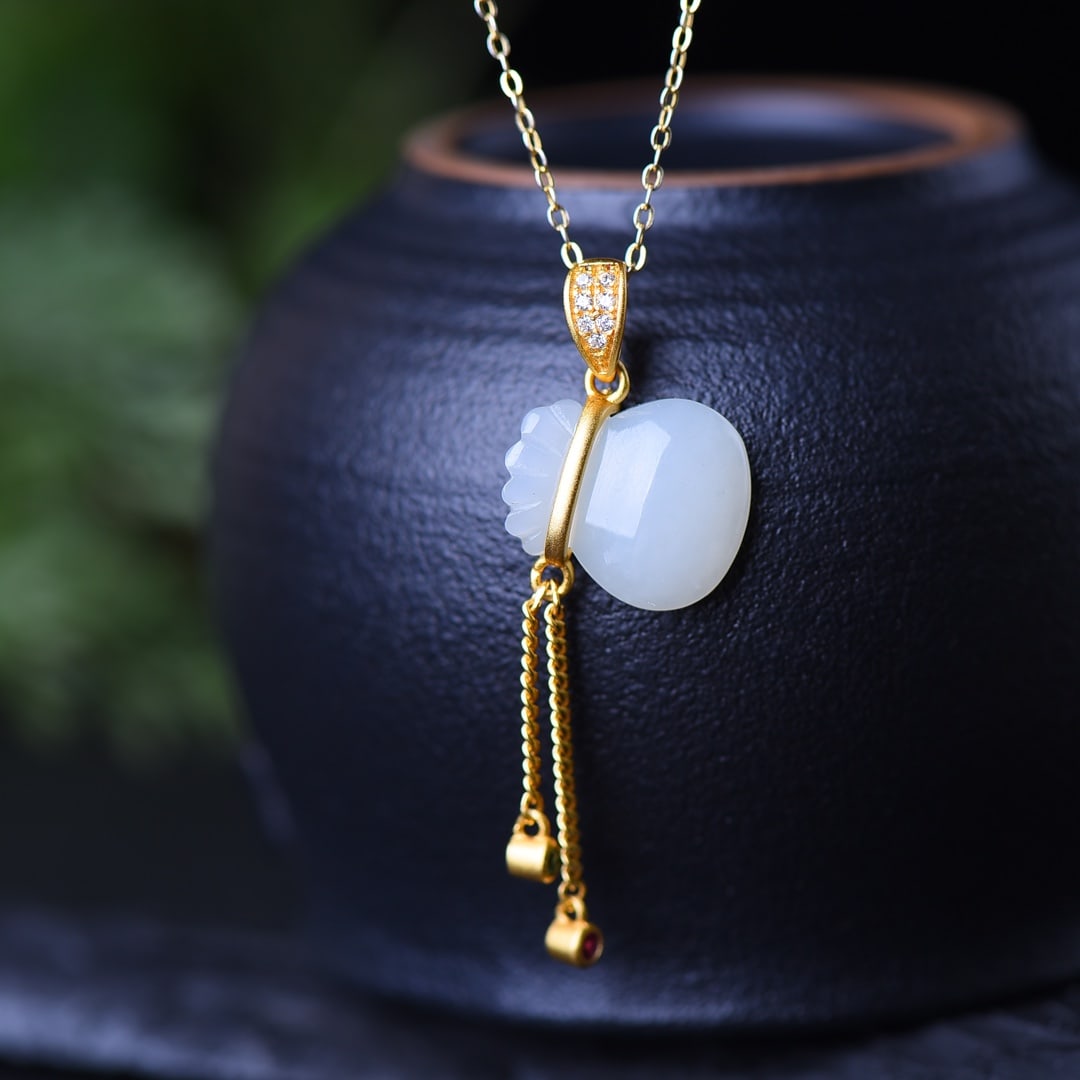 An Exquisite Sterling Silver-Gold Plated Inlaid White Jade Necklace,Inlaid Diamond: An Exquisite Sterling Silver-Gold Plated Inlaid White Jade Necklace,Inlaid Diamond,Size:0.5inx0.6in 纯银镀金镶白玉项链,嵌钻石