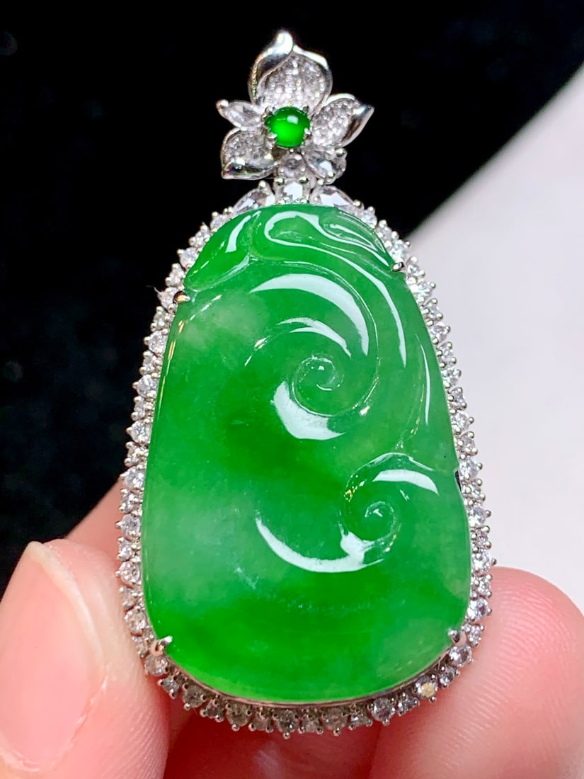 An Exquisite 18k Gold Diamond Inlaid Jadeite Pendant: An Exquisite 18k Gold Diamond Inlaid Jadeite Pendant,Size(Loose Stone):1.1inx0.7in 18k金钻镶嵌翡翠吊坠