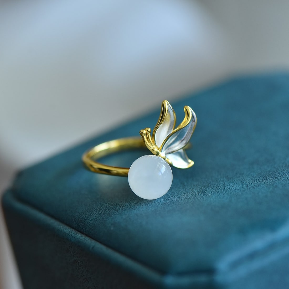 An Exquisite Sterling Silver-Gold Plated Inlaid White Jade Ring: An Exquisite Sterling Silver-Gold Plated Inlaid White Jade Ring,Size:0.3inx0.3in 纯银镀金镶白玉戒指
