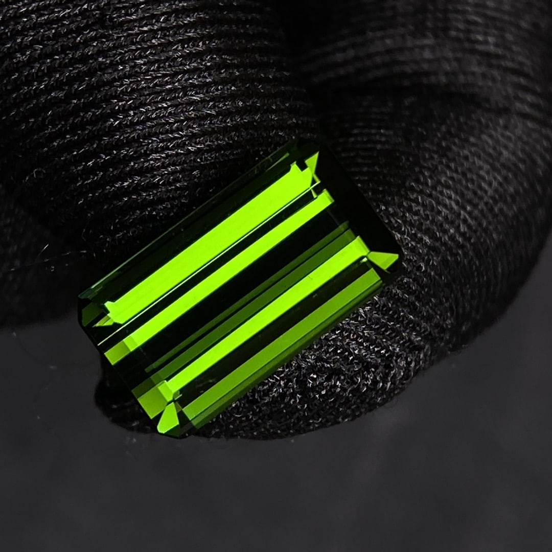 6.63Ctw Natural Tourmaline Loose: 6.63Ctw Natural Tourmaline Loose,Size:0.5inx0.3inx0.2in 6.63Ctw天然碧玺裸石