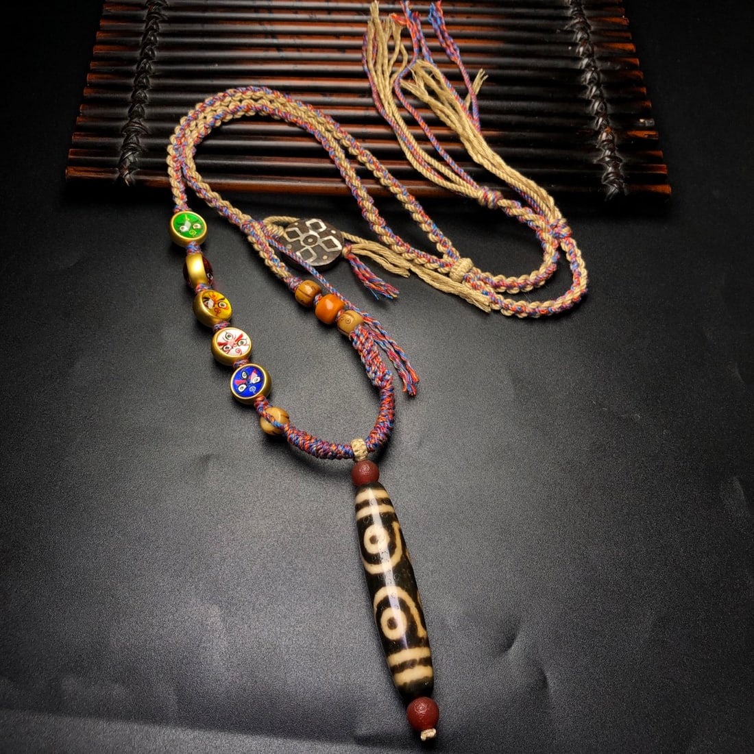 A Precious Dzi Bead Necklace: A Precious Dzi Bead Necklace,Size:2.3inx0.5in 天珠项链