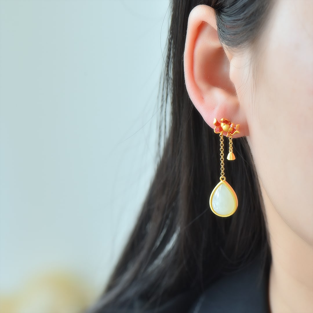 A Pair of Exquisite Sterling Silver-Gold Plated Inlaid White Jade Earrings: A Pair of Exquisite Sterling Silver-Gold Plated Inlaid White Jade Earrings,Size:0.4inx0.6in 一对纯银镀金镶白玉耳环