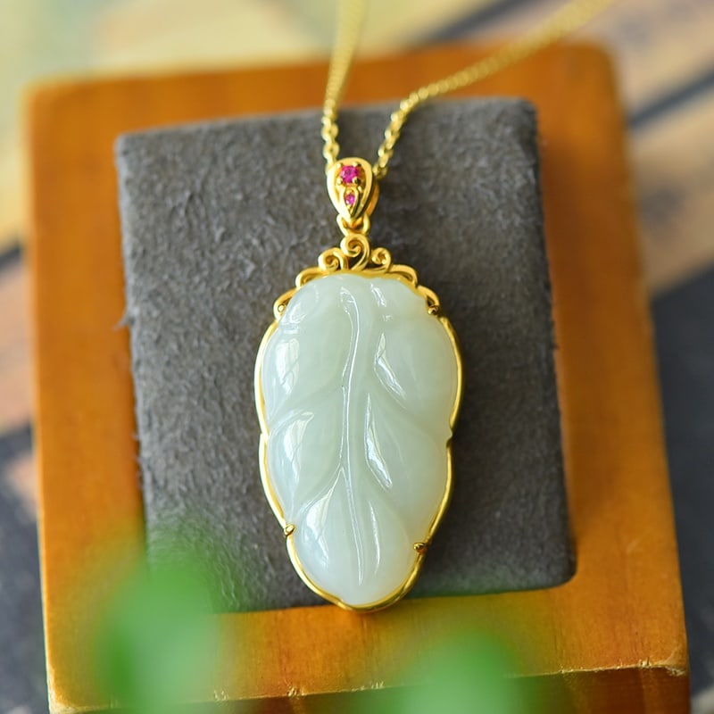 An Exquisite Sterling Silver-Gold Plated Inlaid White Jade Necklace,Inlaid Gems: An Exquisite Sterling Silver-Gold Plated Inlaid White Jade Necklace,Inlaid Gems,Size:0.7inx1.5in 纯银镀金镶白玉项链,嵌宝石