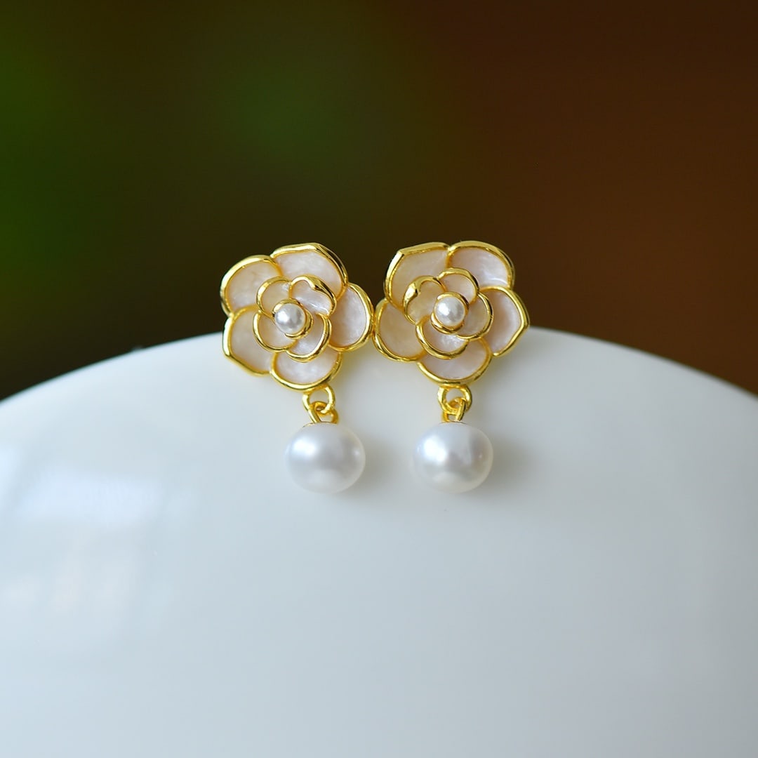A Pair of Exquisite Sterling Silver-Gold Plated Inlaid Pearl Enamel Earrings: A Pair of Exquisite Sterling Silver-Gold Plated Inlaid Pearl Enamel Earrings,Size:0.2inx0.2in 一对纯银镀金镶珍珠珐琅耳钉