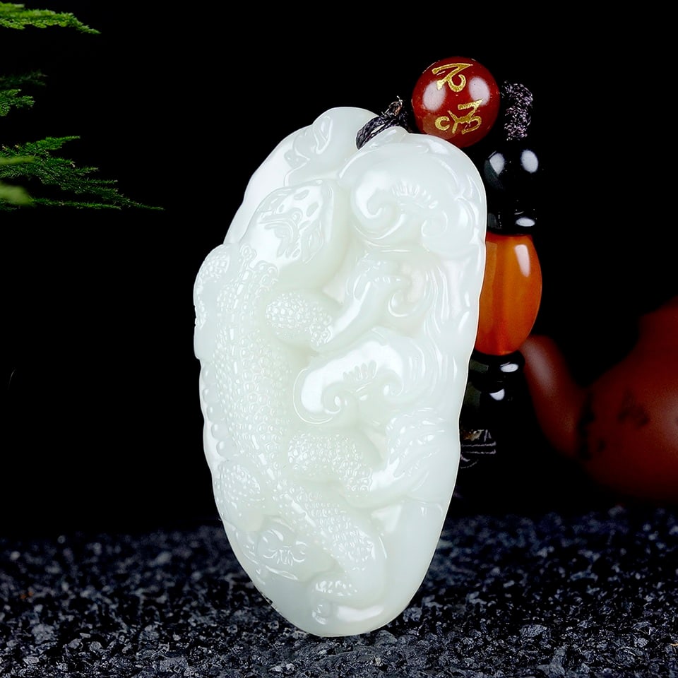 An Exquisite White Jade Gecko Pattern Pendant - 2