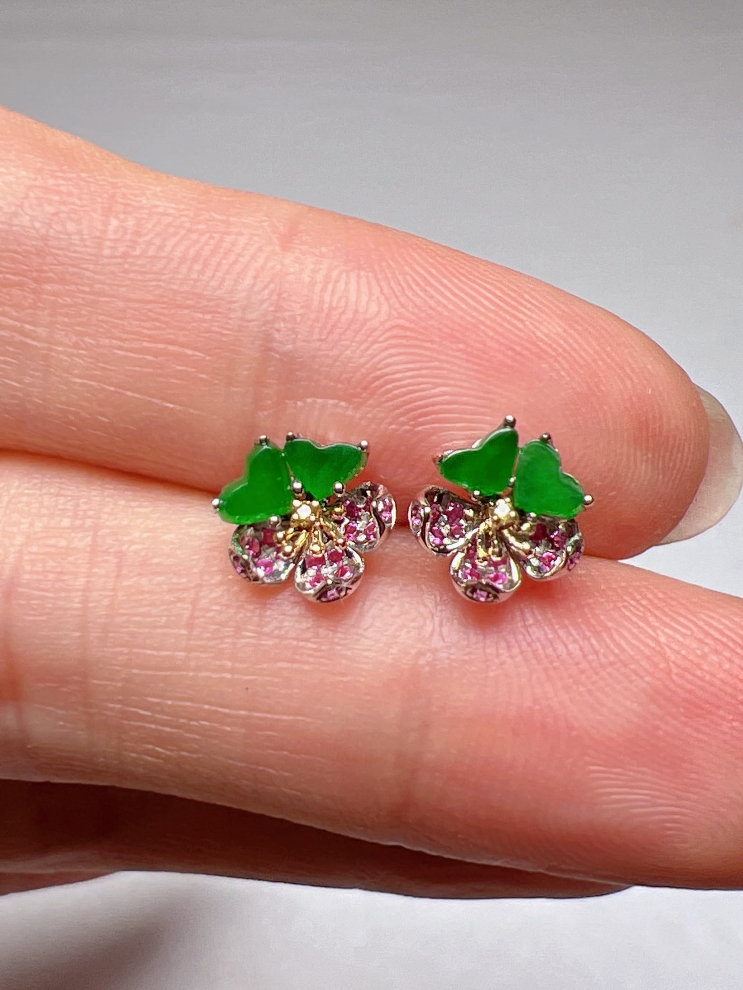 A Pair of Exquisite 18k Gold Diamond Inlaid Jadeite Earrings: A Pair of Exquisite 18k Gold Diamond Inlaid Jadeite Earrings,Size(Loose Stone):0.1inx0.2in 一对18k金钻镶嵌翡翠耳钉