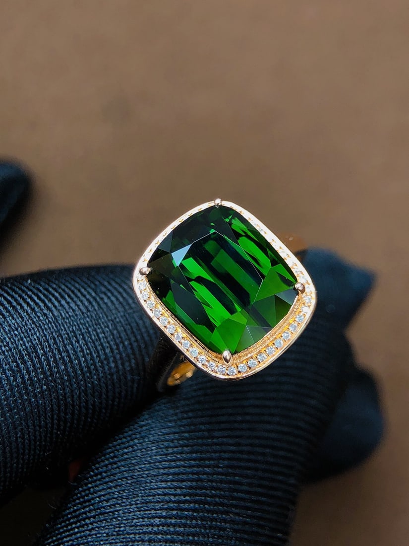 6.9Ctw Natural Tourmaline Ring: 6.9Ctw Natural Tourmaline Ring,Size:0.5inx0.4in 6.9Ctw天然碧玺戒指