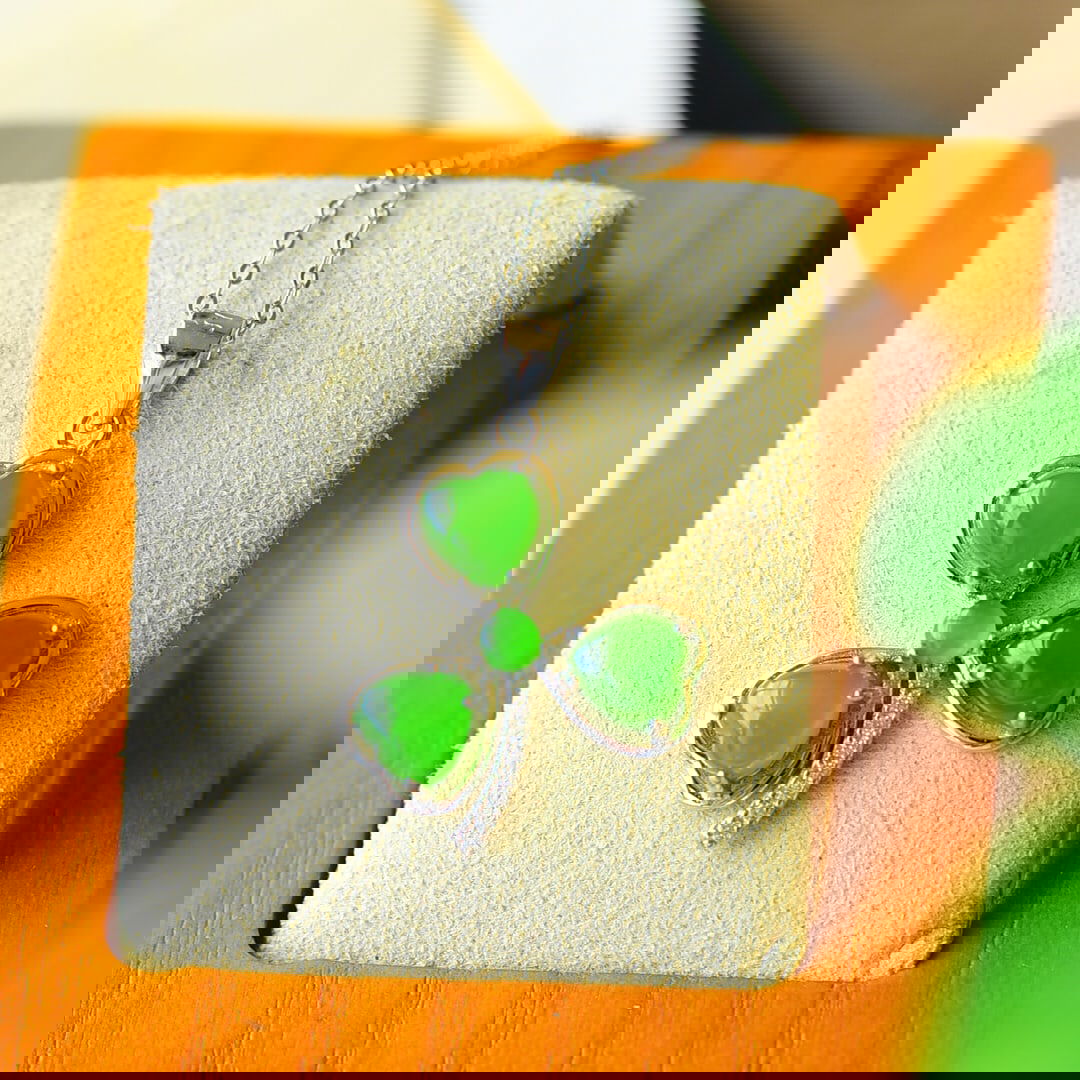 A Pair of Exquisite Sterling Silver Inlaid Jasper Necklace,Inlaid Diamond: A Pair of Exquisite Sterling Silver Inlaid Jasper Necklace,Inlaid Diamond,Size:0.8inx1.1in 纯银镶碧玉项链,嵌钻石