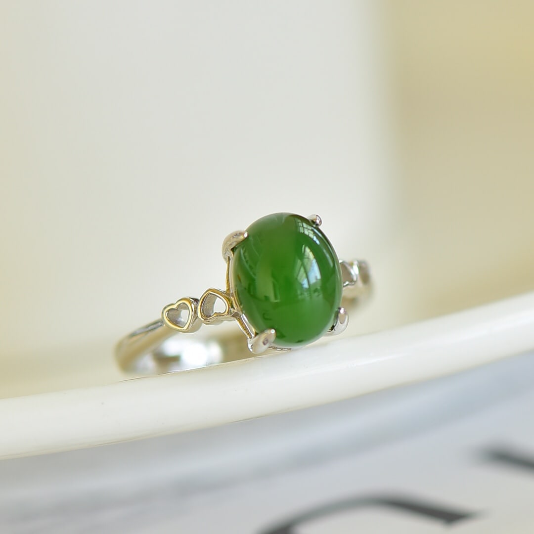 An Exquisite Sterling Silver Inlaid Jasper Ring: An Exquisite Sterling Silver Inlaid Jasper Ring,Size:0.3inx0.4in 纯银镶碧玉戒指