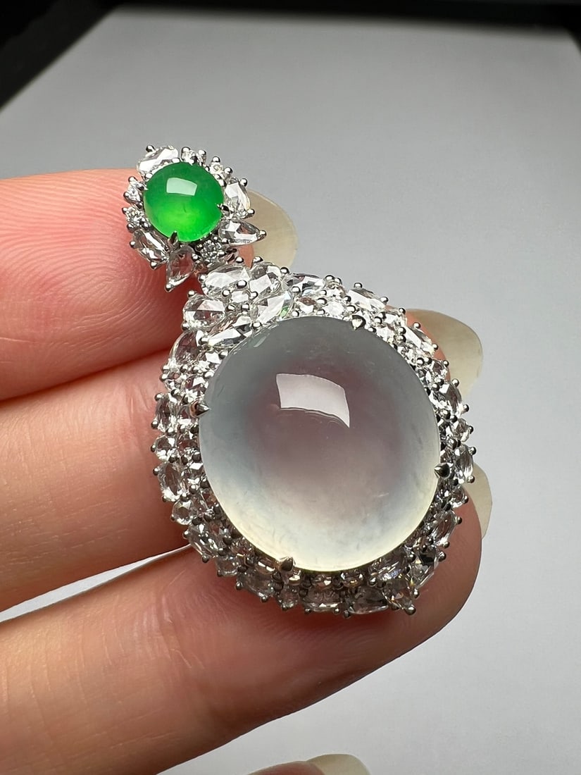 An Exquisite 18k Gold Diamond Inlaid Jadeite Pendant: An Exquisite 18k Gold Diamond Inlaid Jadeite Pendant,Size(Loose Stone):0.6inx0.5inx0.3in 18k金钻镶嵌翡翠吊坠