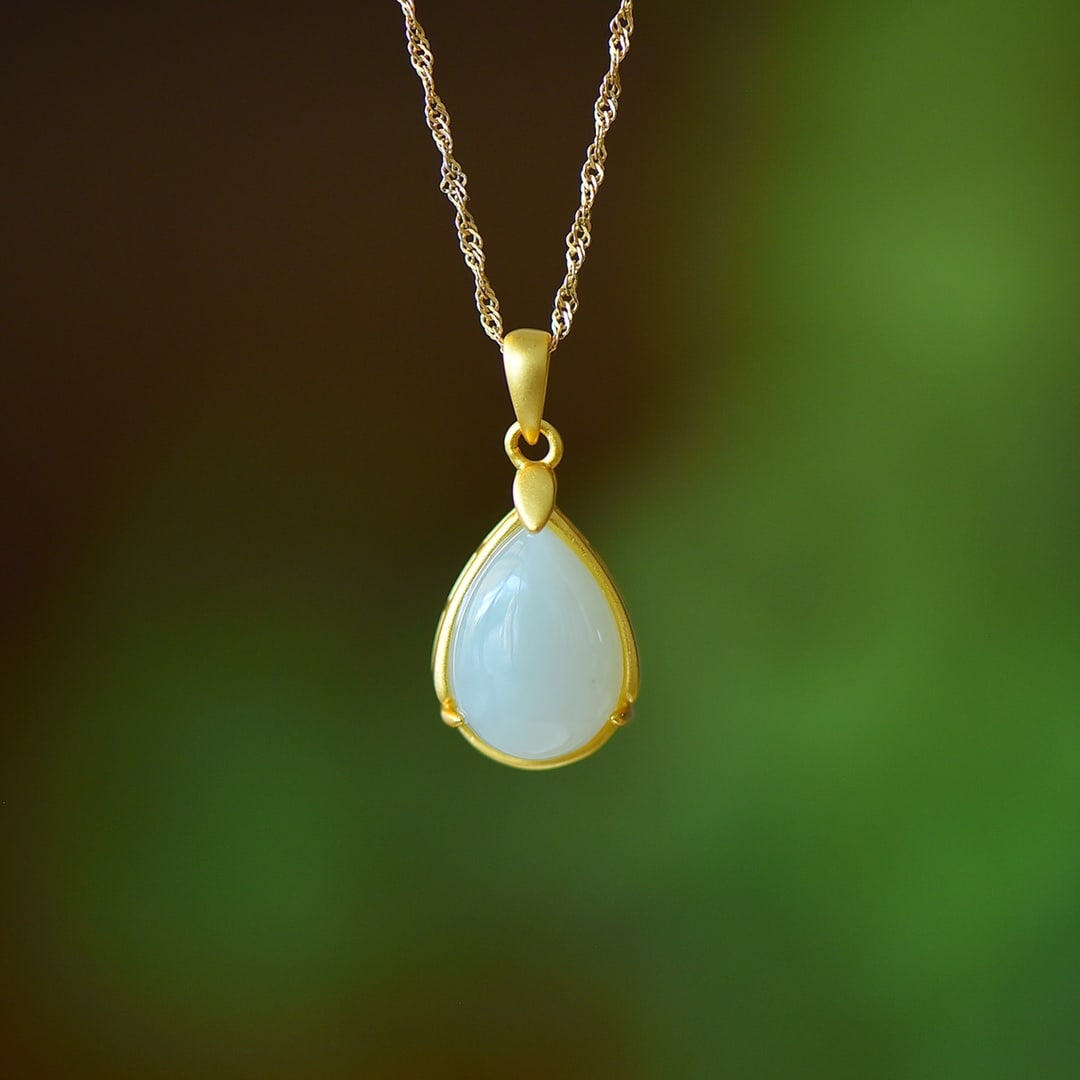An Exquisite Sterling Silver-Gold Plated Inlaid White Jade Necklace: An Exquisite Sterling Silver-Gold Plated Inlaid White Jade Necklace,Size:0.4inx0.6in 纯银镀金镶白玉项链