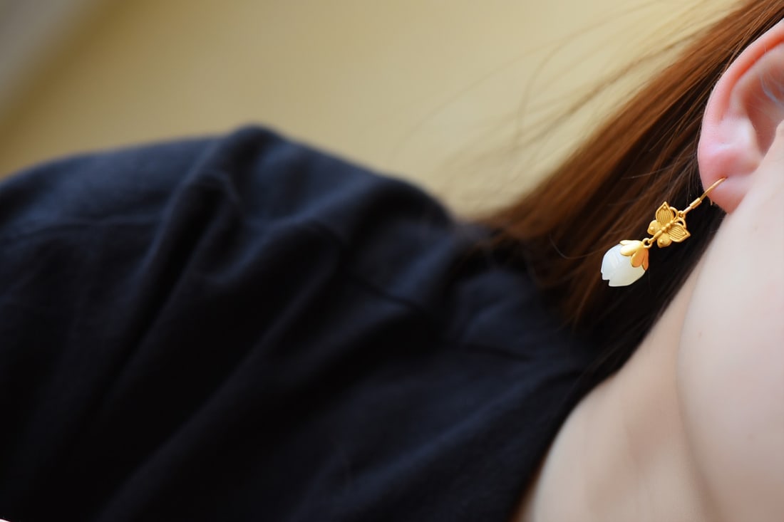 A Pair of Exquisite Sterling Silver-Gold Plated Inlaid White Jade Earrings: A Pair of Exquisite Sterling Silver-Gold Plated Inlaid White Jade Earrings,Size:0.4inx0.5in 一对纯银镀金镶白玉耳环