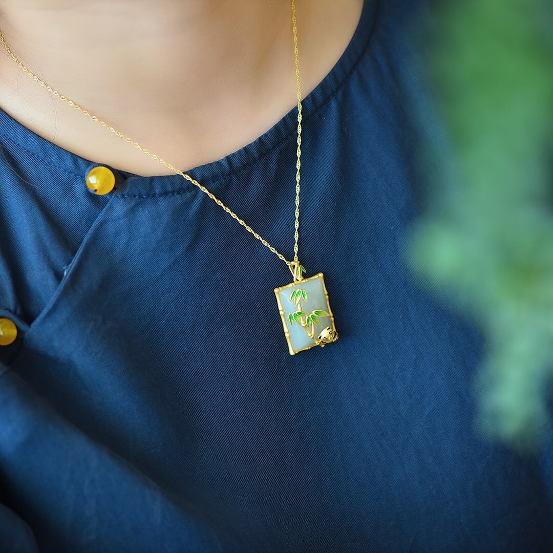 An Exquisite Sterling Silver-Gold Plated Inlaid White Jade Enamel Necklace: An Exquisite Sterling Silver-Gold Plated Inlaid White Jade Enamel Necklace,Size:0.5inx0.7in 纯银镀金镶白玉珐琅项链