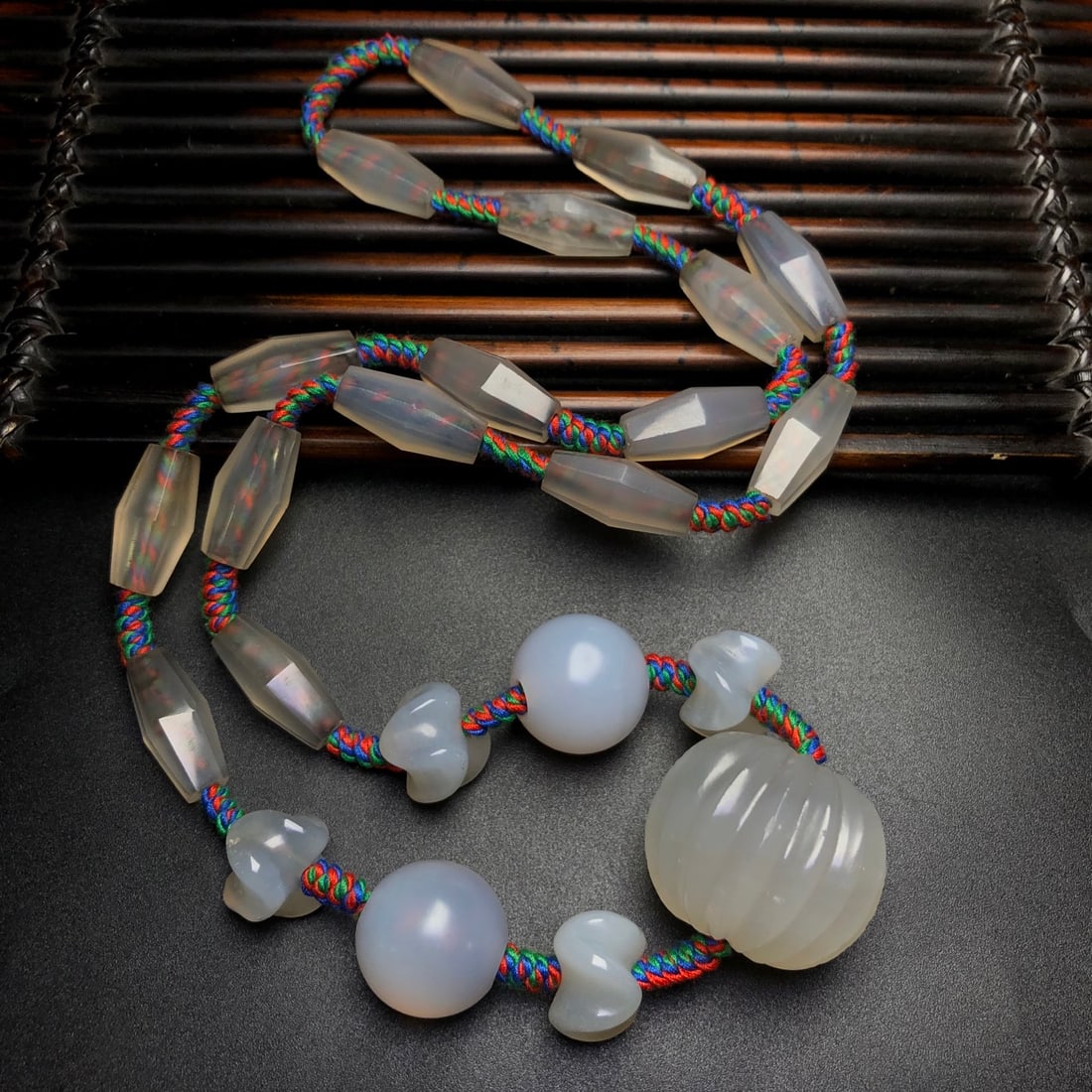 A Precious Agate Necklace - 4