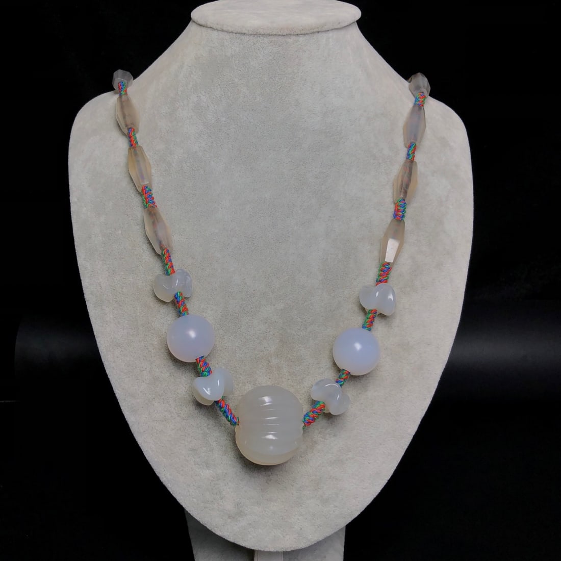 A Precious Agate Necklace - 9