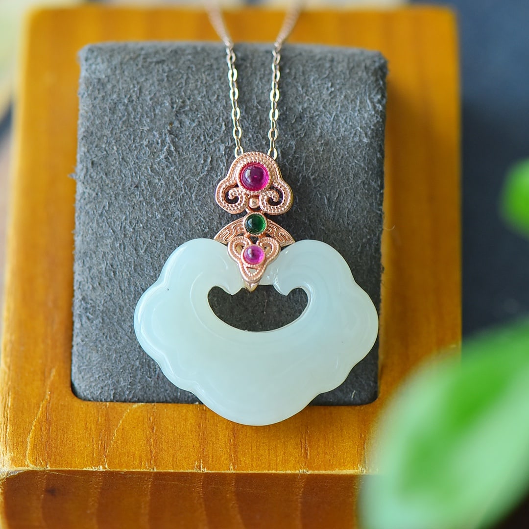 An Exquisite Sterling Silver-Gold Plated Inlaid White Jade Necklace,Inlaid Gems: An Exquisite Sterling Silver-Gold Plated Inlaid White Jade Necklace,Inlaid Gems,Size:1.1inx1.3in 纯银镀金镶白玉项链,嵌宝石