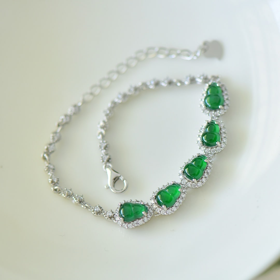 An Exquisite Sterling Silver Inlaid Jadeite Bracelet: An Exquisite Sterling Silver Inlaid Jadeite Bracelet,Size:0.2inx0.3in 纯银镶翡翠手链