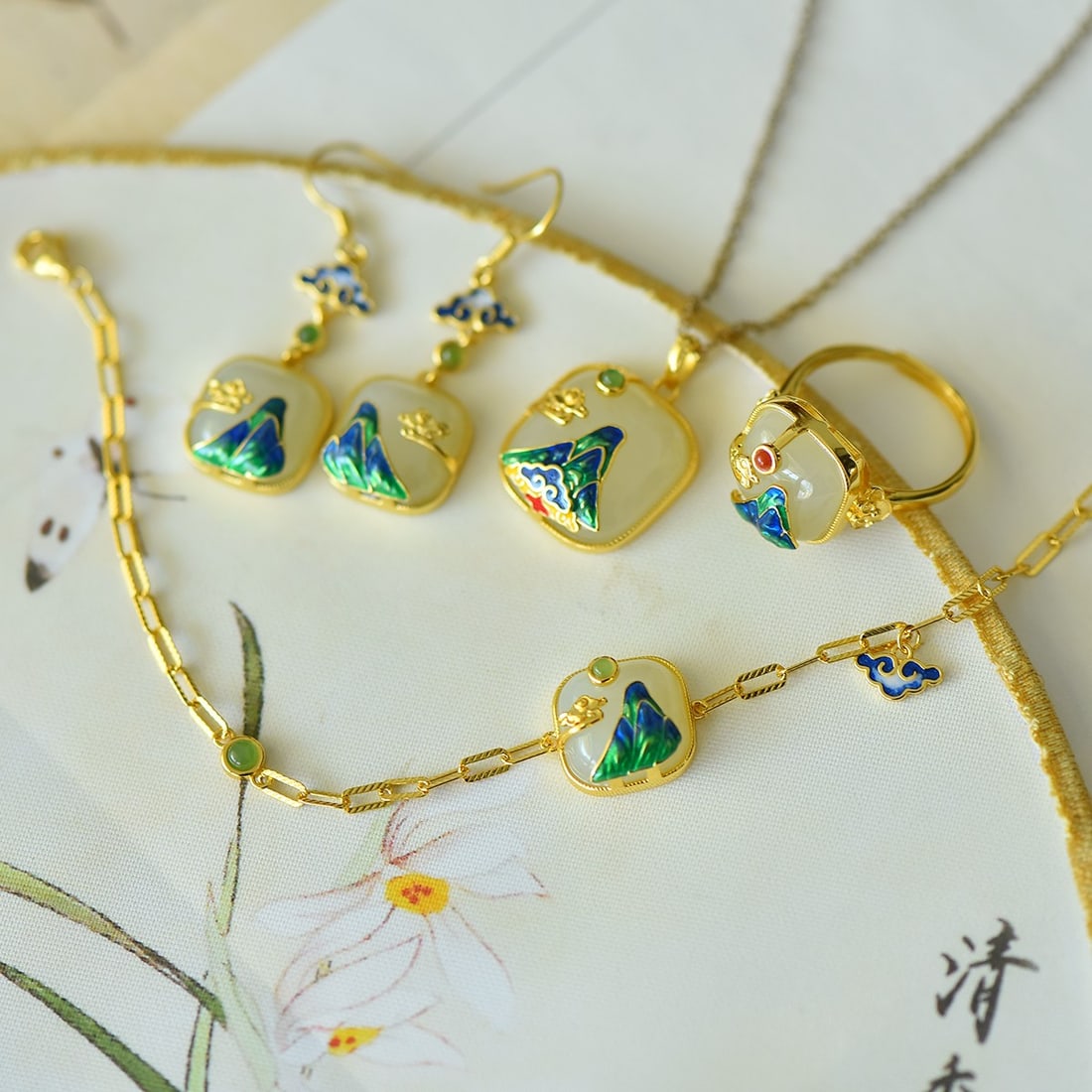 A Set of Fine Sterling Silver-Gold Plated Inlaid White Jade Jewelrys: A Set of Fine Sterling Silver-Gold Plated Inlaid White Jade Jewelrys 一套纯银镀金镶白玉首饰