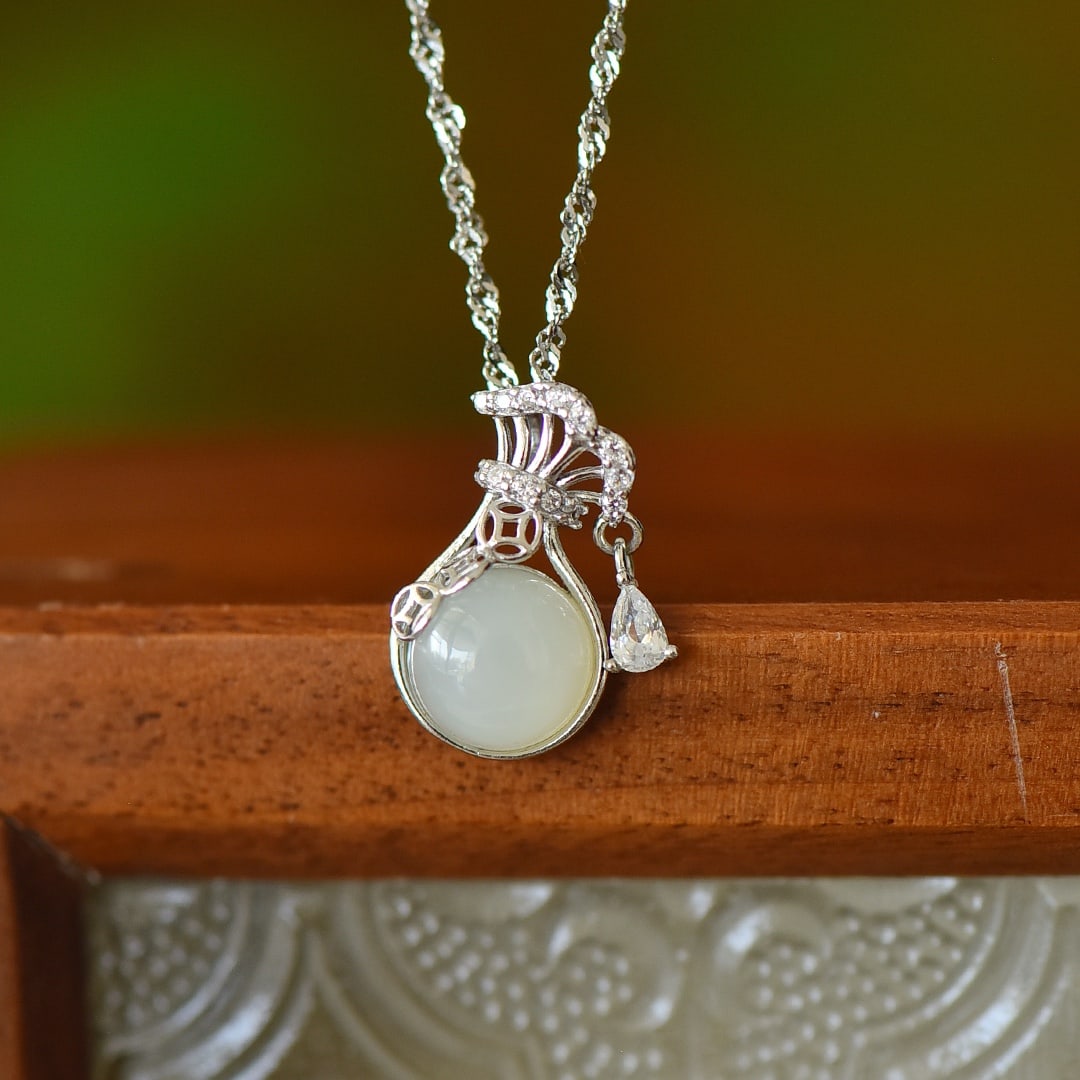 An Exquisite Sterling Silver Inlaid White Jade Necklace,Inlaid Diamond: An Exquisite Sterling Silver Inlaid White Jade Necklace,Inlaid Diamond 纯银镶白玉项链,嵌钻石