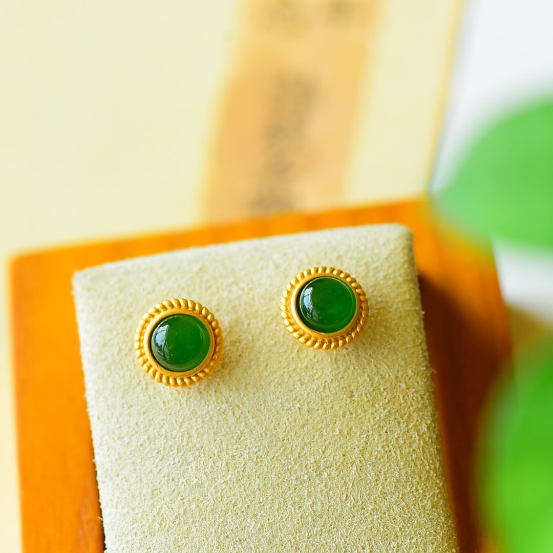 A Pair of Exquisite Sterling Silver-Gold Plated Inlaid Jasper Earrings: A Pair of Exquisite Sterling Silver-Gold Plated Inlaid Jasper Earrings,Size:0.4inx0.4in 一对纯银镀金镶碧玉耳钉