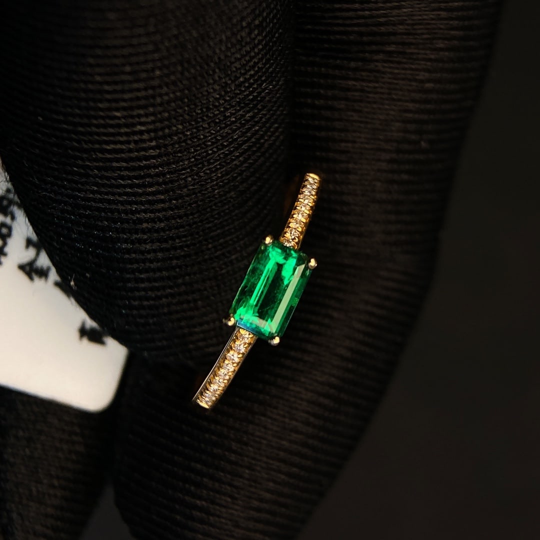 0.66Ctw Natural Emerald Tourmaline Ring: 0.66Ctw Natural Emerald Tourmaline Ring,Size:0.2inx0.1in 0.66Ctw天然祖母绿碧玺戒指