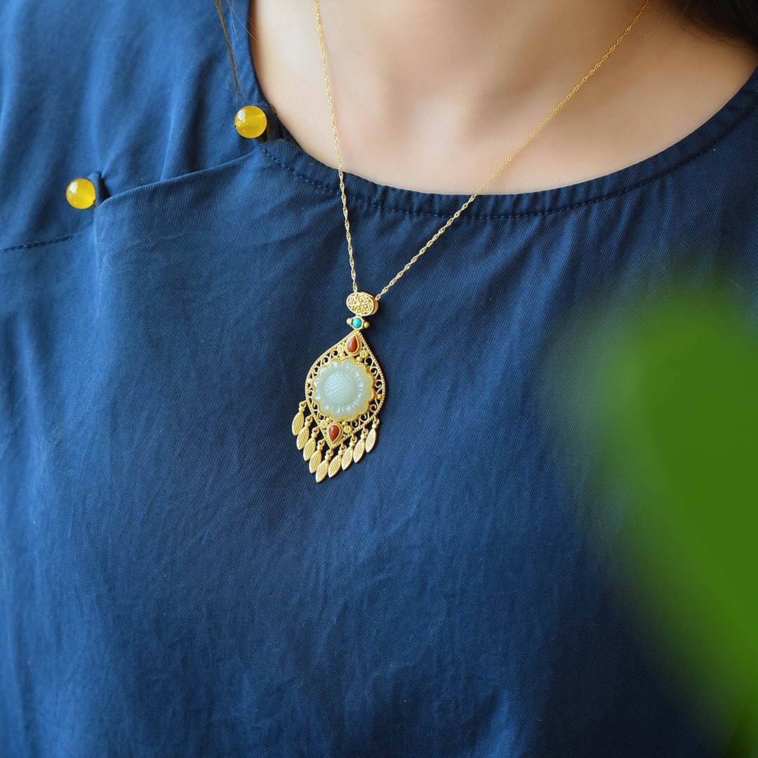 An Exquisite Sterling Silver-Gold Plated Inlaid White Jade Necklace: An Exquisite Sterling Silver-Gold Plated Inlaid White Jade Necklace,Size:0.8inx0.8in 纯银镀金镶白玉项链