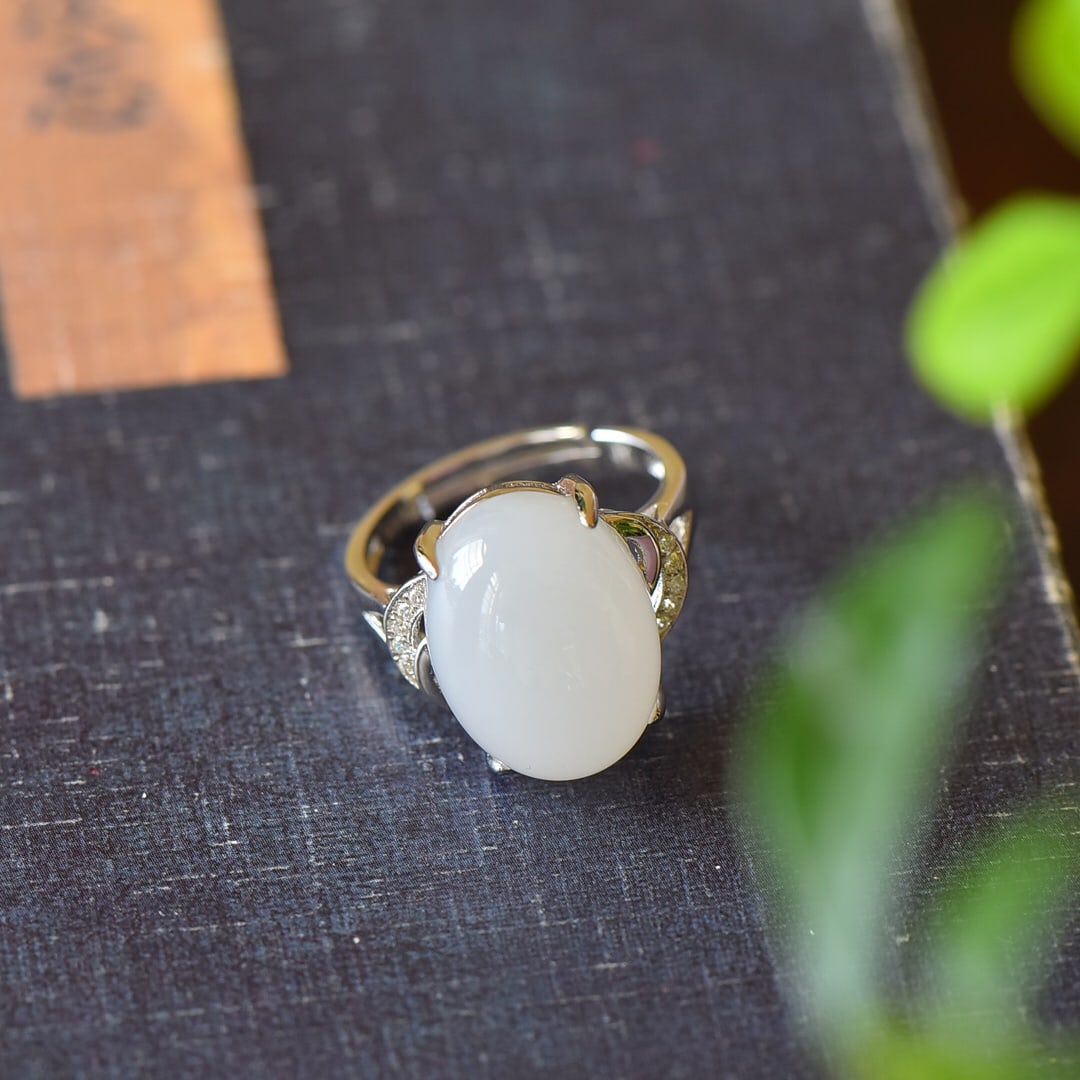 A Pair of Exquisite Sterling Silver Inlaid White Jade Ring,Inlaid Diamond: A Pair of Exquisite Sterling Silver Inlaid White Jade Ring,Inlaid Diamond,Size:0.5inx0.6in 纯银镶白玉戒指,嵌钻石