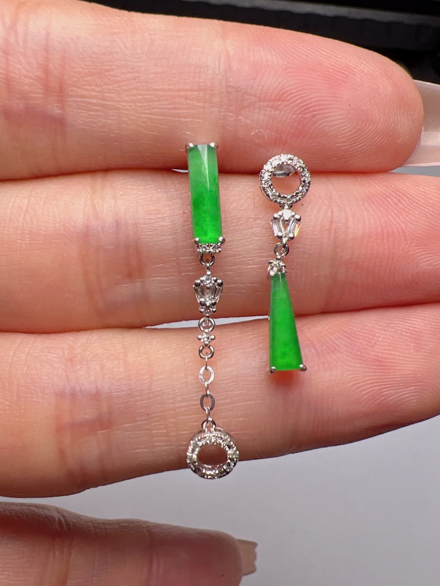 A Pair of Exquisite 18k Gold Diamond Inlaid Jadeite Earrings: A Pair of Exquisite 18k Gold Diamond Inlaid Jadeite Earrings,Size(Loose Stone):0.4inx0.1in 一对18k金钻镶嵌翡翠耳环
