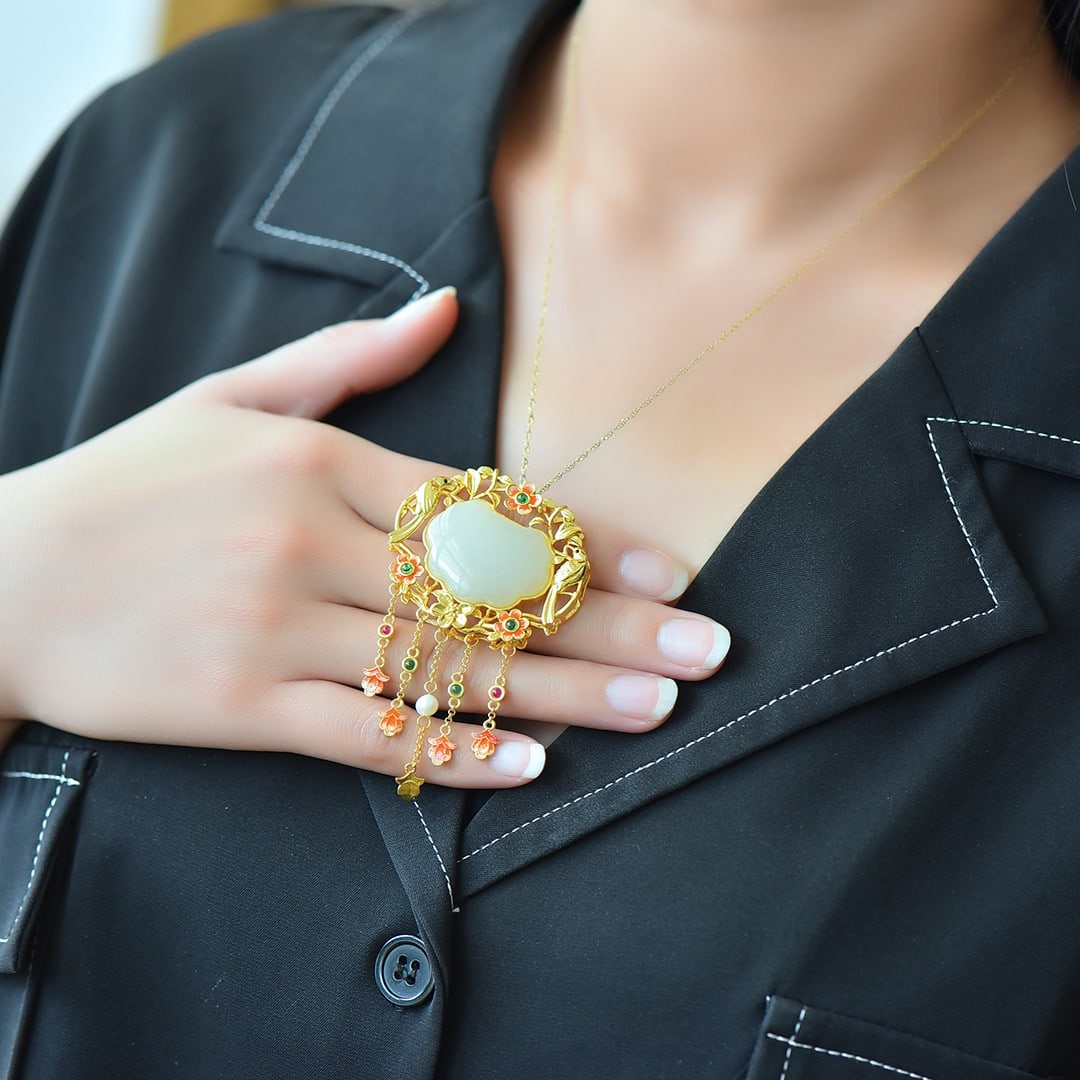 An Exquisite Sterling Silver-Gold Plated Inlaid White Jade Pendant: An Exquisite Sterling Silver-Gold Plated Inlaid White Jade Pendant,Size:0.9inx1.1in 纯银镀金镶白玉吊坠