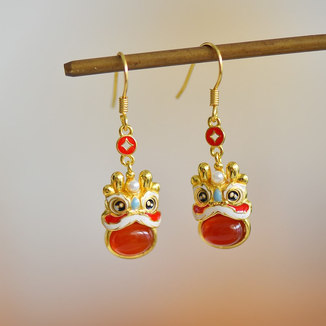 A Pair of Exquisite Sterling Silver-Gold Plated Inlaid Agate Enamel Earrings: A Pair of Exquisite Sterling Silver-Gold Plated Inlaid Agate Enamel Earrings,Size:0.3inx0.2in 一对纯银镀金镶玛瑙珐琅耳环