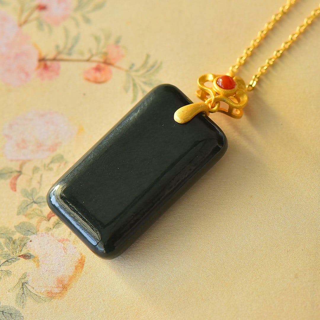 An Exquisite Sterling Silver-Gold Plated Inlaid Black Jade Pendant: An Exquisite Sterling Silver-Gold Plated Inlaid Black Jade Pendant 纯银镀金镶黑玉吊坠