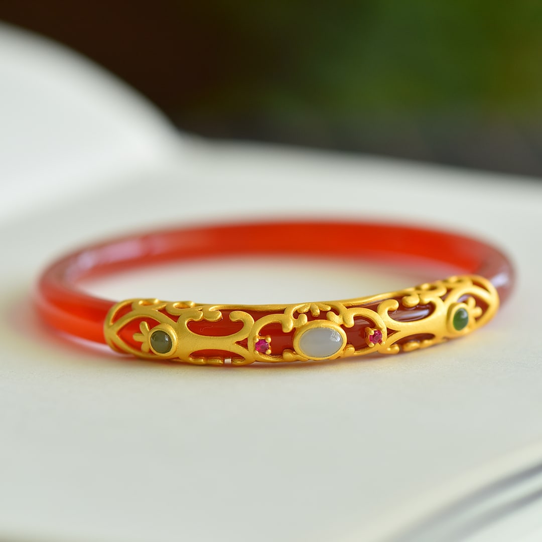 An Exquisite Sterling Silver-Gold Plated Inlaid Agate Bracelets,Inlaid White Jade: An Exquisite Sterling Silver-Gold Plated Inlaid Agate Bracelets,Inlaid White Jade,Size:2.1in-2.5in 纯银镀金镶玛瑙手镯,嵌白玉
