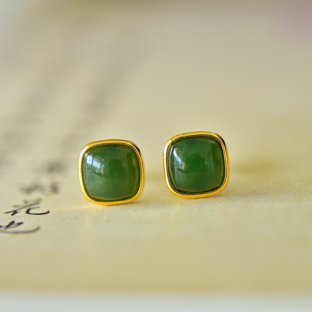A Pair of Exquisite Sterling Silver-Gold Plated Inlaid Jasper Earrings: A Pair of Exquisite Sterling Silver-Gold Plated Inlaid Jasper Earrings,Size:0.3inx0.3in 一对纯银镀金镶碧玉耳环