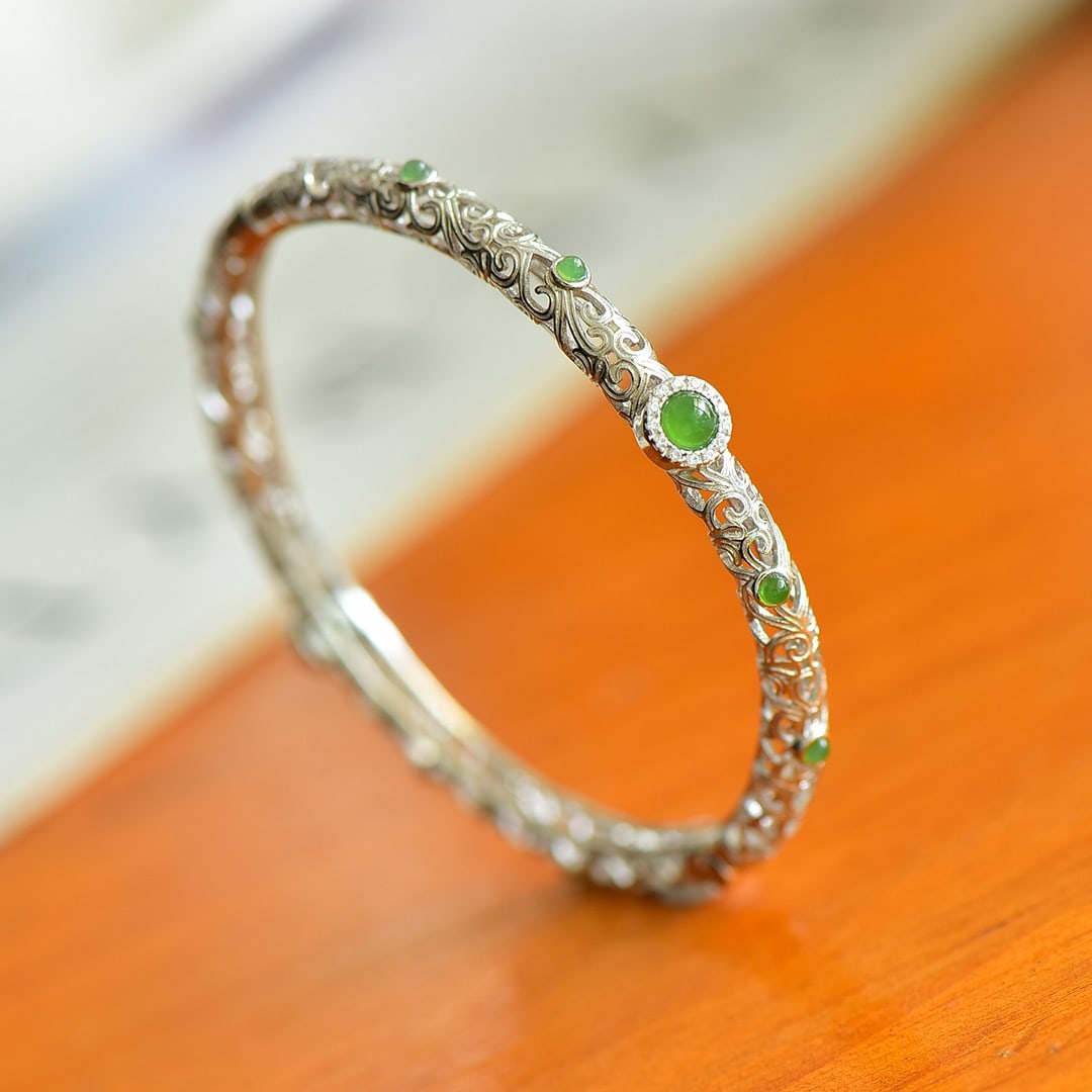 An Exquisite Sterling Silver Inlaid Jasper Bracelets , Inlaid Diamond: Sterling Silver Inlaid Jasper Bracelets , Inlaid Diamond , Size :0.2inx0.2in 纯银镶碧玉手镯,嵌钻石,尺寸:0.2inx0.2in