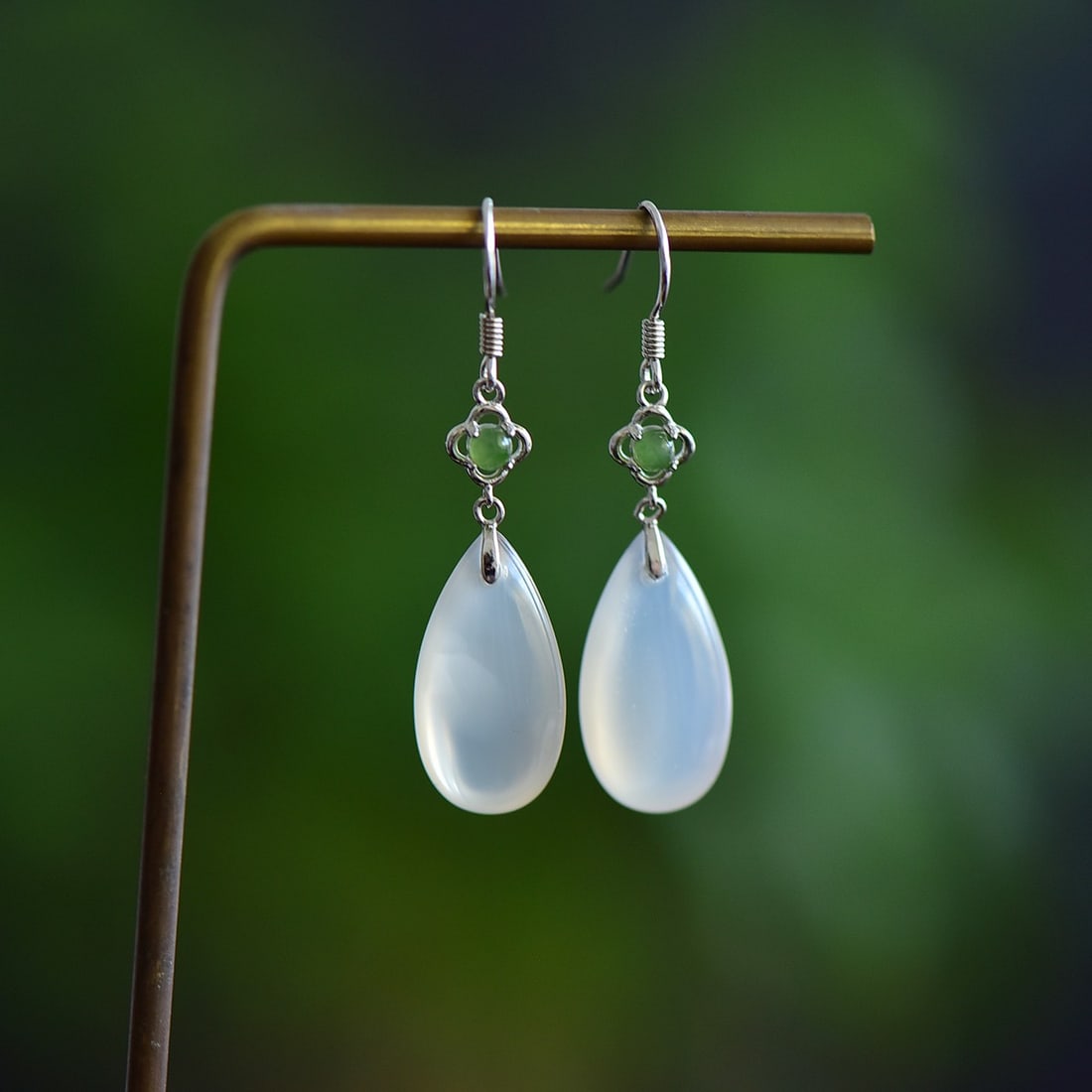 A Pair of Exquisite Sterling Silver Inlaid Agate Earrings: A Pair of Exquisite Sterling Silver Inlaid Agate Earrings,Size:0.4inx0.8in 一对纯银镶玛瑙耳环