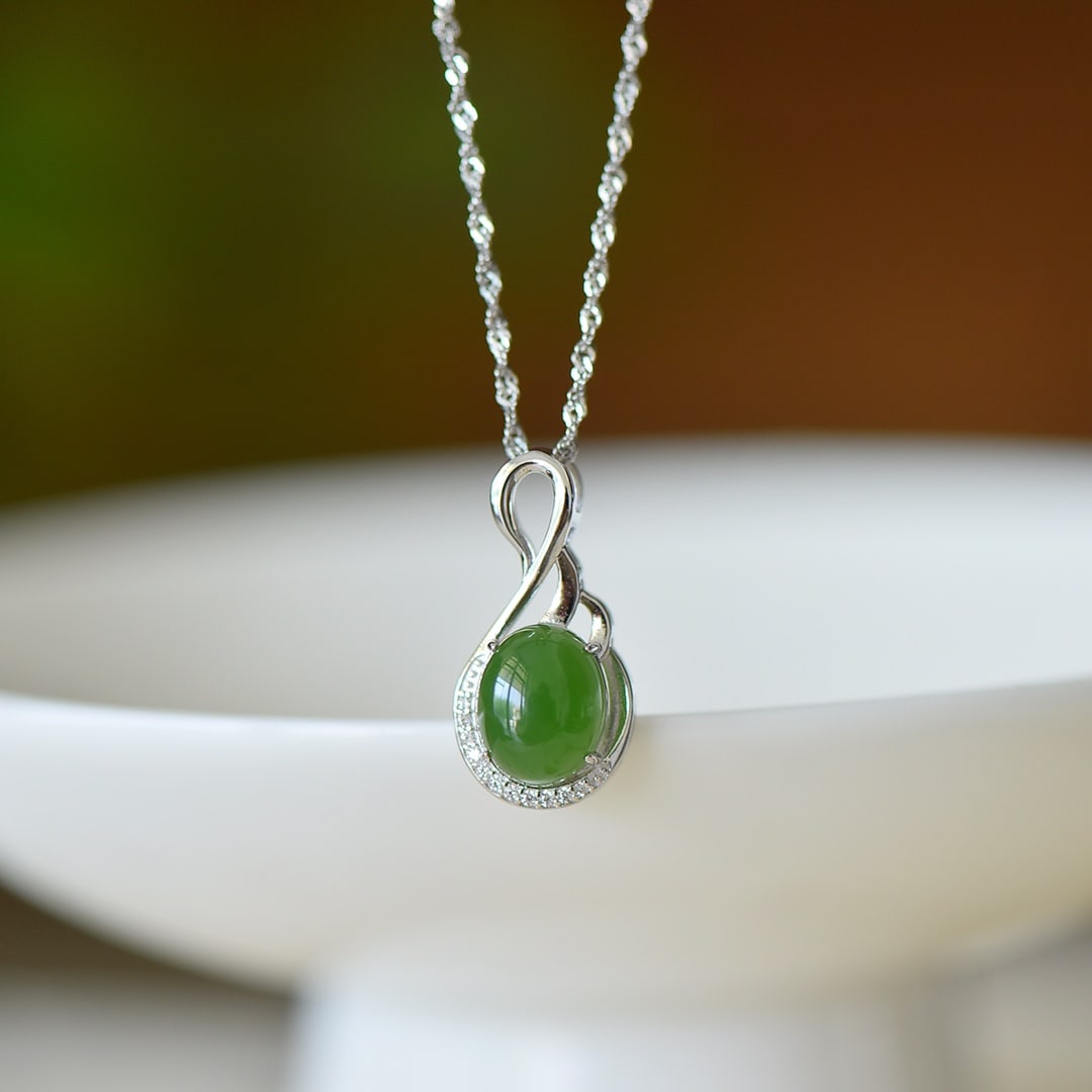 An Exquisite Sterling Silver Inlaid Jasper Pendant,Inlaid Diamond: An Exquisite Sterling Silver Inlaid Jasper Pendant,Inlaid Diamond,Size:0.3inx0.4in 纯银镶碧玉项链,嵌钻石