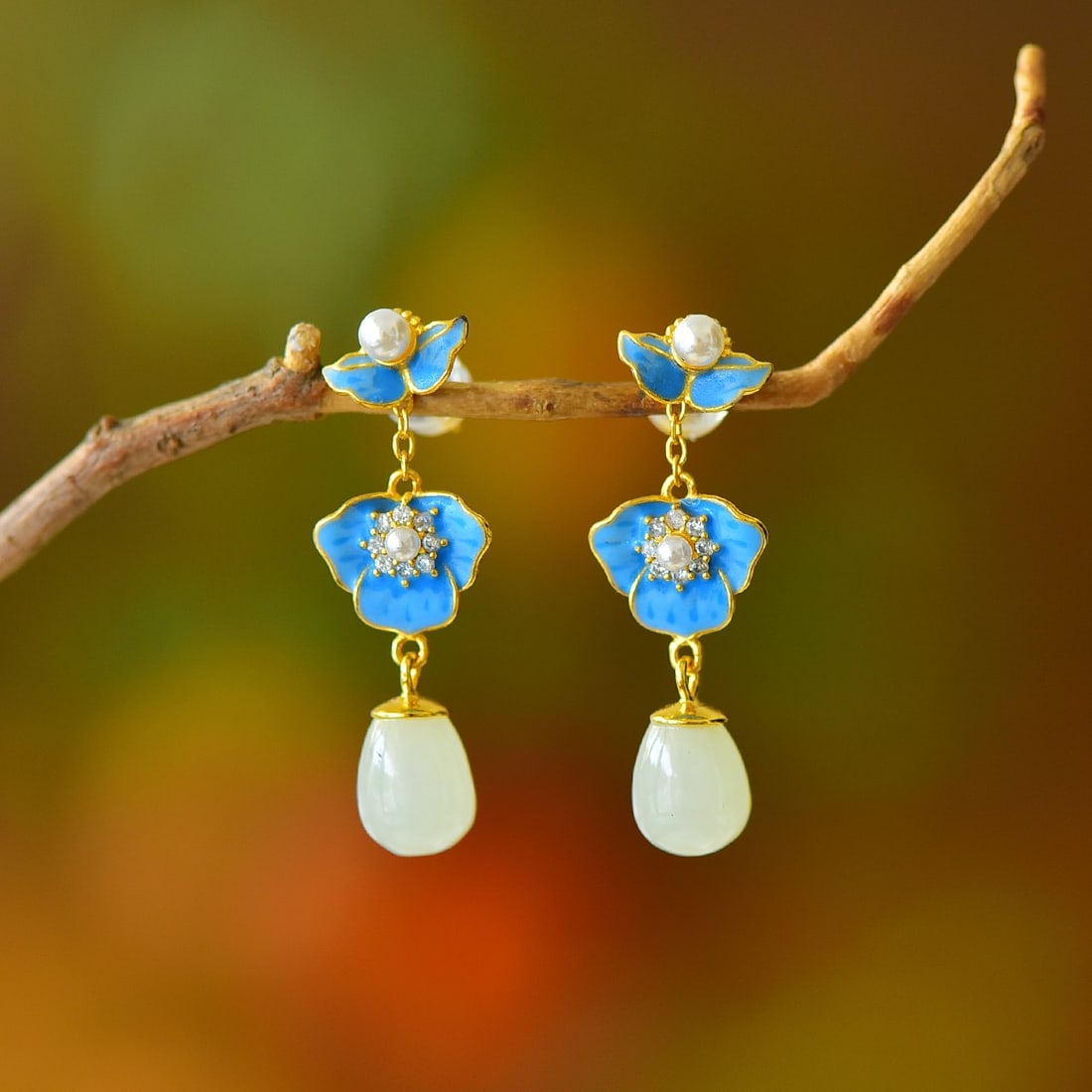 A Pair of Exquisite Sterling Silver Inlaid White Jade Flower Pattern Earrings: A Pair of Exquisite Sterling Silver Inlaid White Jade Flower Pattern Earrings,Size:0.3inx0.4in 一对纯银镶白玉花卉纹耳环