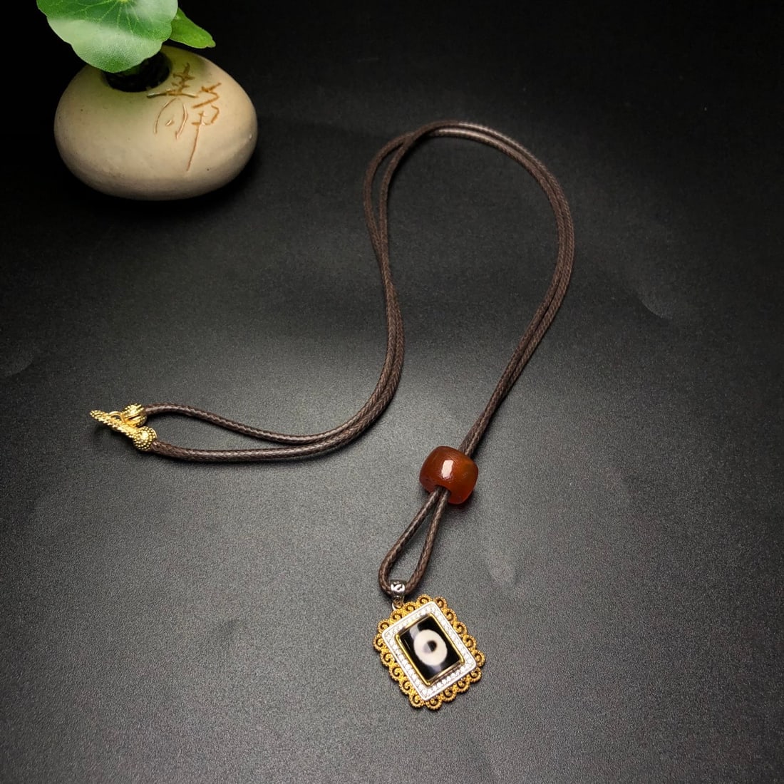 A Precious Dzi Bead Necklace: A Precious Dzi Bead Necklace,Size:1.1inx0.7inx0.2in 天珠项链
