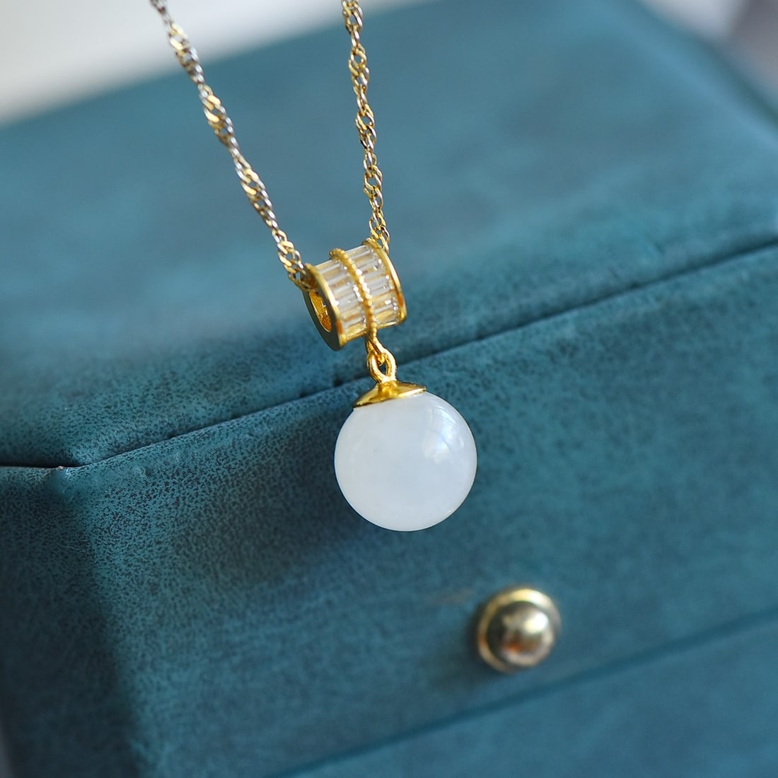 An Exquisite Sterling Silver-Gold Plated Inlaid White Jade Pendant: An Exquisite Sterling Silver-Gold Plated Inlaid White Jade Pendant,Size:0.4inx0.4in 纯银镀金镶白玉吊坠