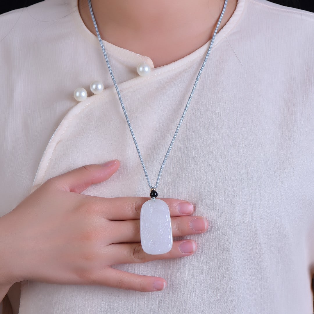 An Exquisite Jadeite Dragon Pattern Pendant: An Exquisite Jadeite Dragon Pattern Pendant,Size:1inx1.8in 翡翠龙纹挂件