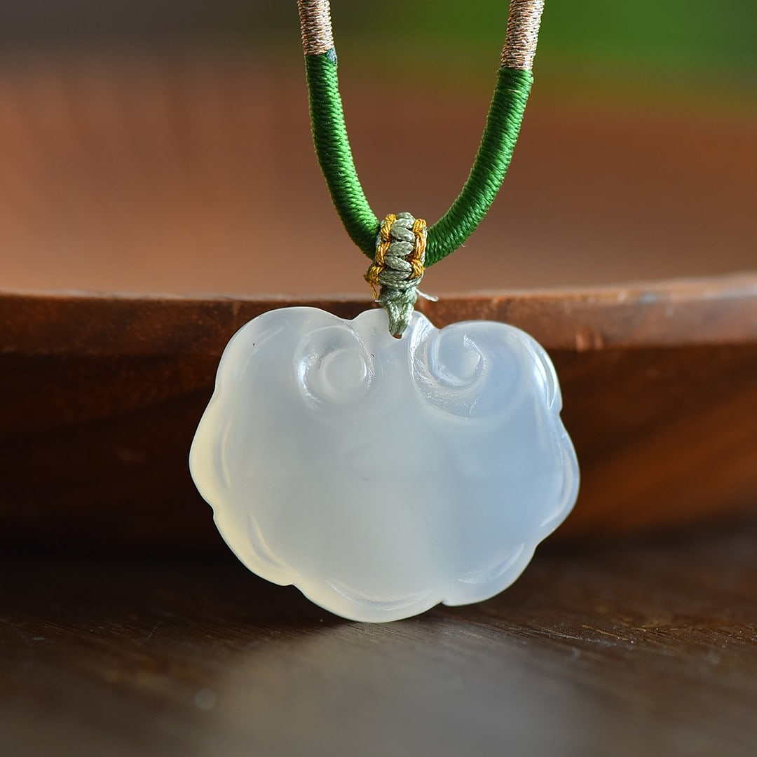 An Exquisite Jadeite Pendant - 2